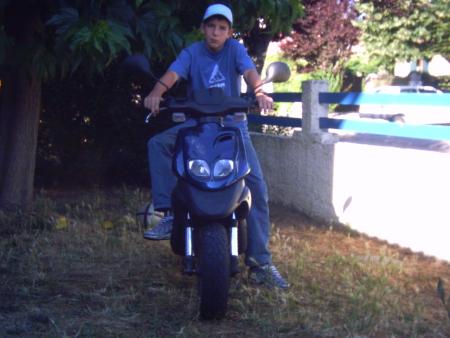 beber et son vieu scoot! lol jdek
